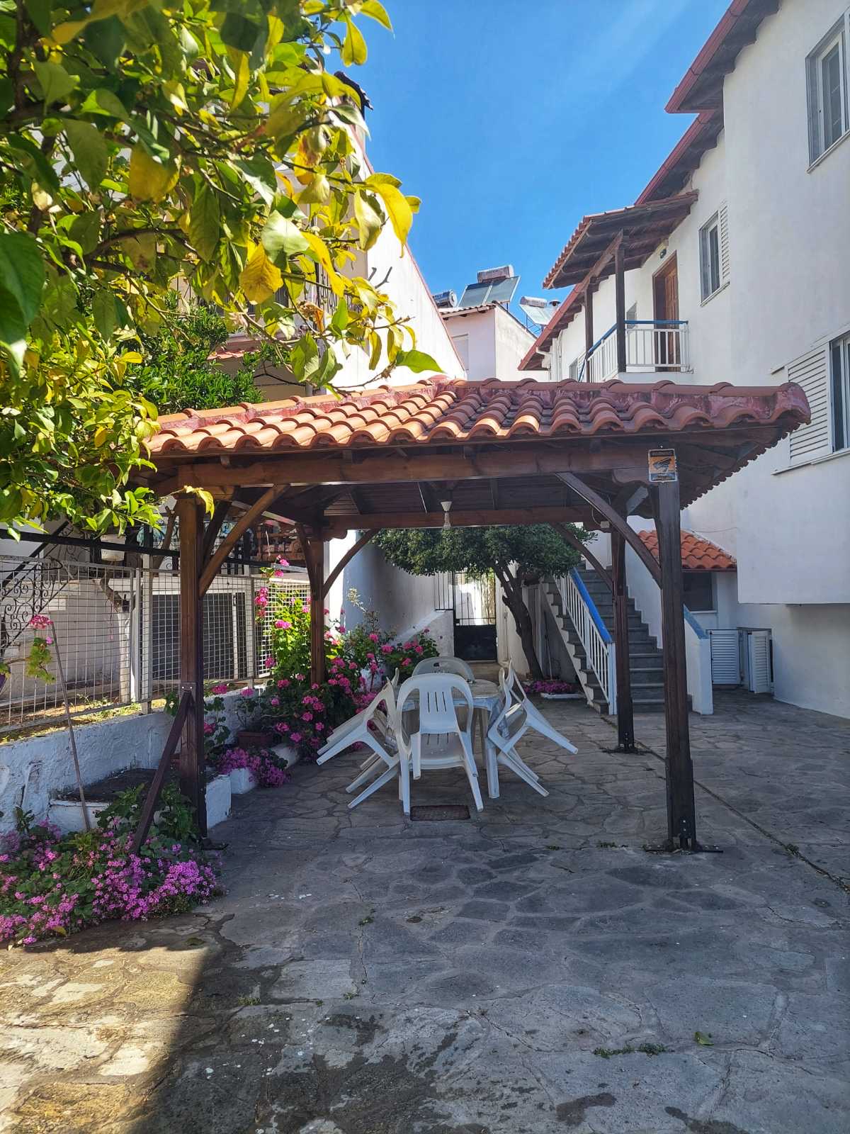Στο πανέμορφο κιόσκι μας , απολαμβάνουμε τον καφέ μας!!!